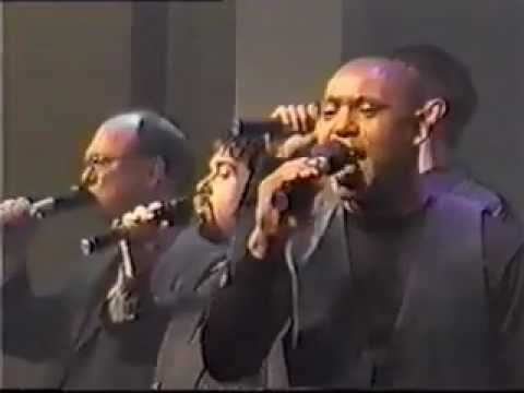 acappella - Dê uma olhada na coreografia deste quarteto, principalmente a do gordinho. Além do talento musical eles são muito criativos.