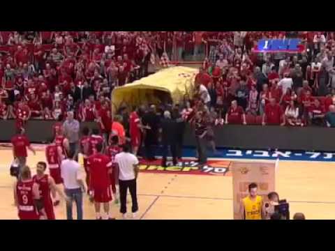 Jogador de basquete sofre racismo e parte para cima de torcedor