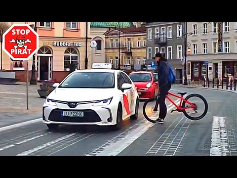 Szybka nauczka dla rowerzystów za jazdę po przejściu z telefonem w ręku