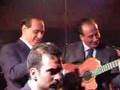 Berlusconi canta in francese con Apicella