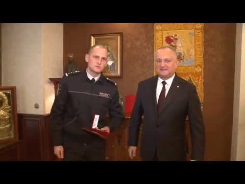 Игорь Додон вручил медаль «За отвагу» полицейскому Ивану Чебанову