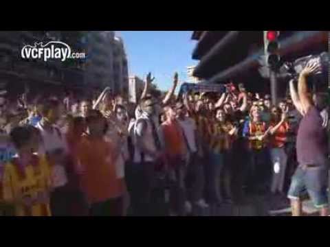 #TORNEM La aficion del Valencia CF arropa al equipo desde horas antes de la presentación #TORNEM La aficion del Valencia CF arropa al equipo desde horas antes de la presentación