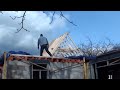 De bouwval krijgt een nieuwe dakconstructie, alles zelf op maat gezaagd en de balken naar boven gebracht om vervolgens allemaal zelf aan elkaar te verbinden om de hele dakrenovatie uit te voeren.