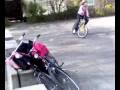 Kelsey met fiets van trapje af