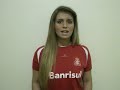Alessandra Pinho catando o Hino do Internacional