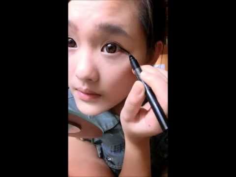 女大生自然眼线一次就上手(视频)