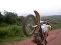 Empinando motos Empinando motos