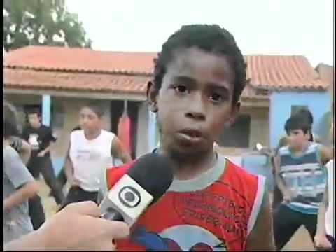Panorama Voluntário dá aulas de kung fu a 30 alunos