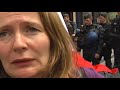 14 mai 2008
les habitants de l'immeuble du 7 saint claude viennent de se faire expulser du b�timent qu'ils occupent depuis 3 mois. 35 personnes, �tudiants,jeunes actifs, families avec enfants, artistes, touts mal-loges, avaient pu trouver logement dans ce lieu.
- - -
la mairie avait t�moign� son soutien aux habitants, en protestation contre ce b�timent de plusieurs milliers de m�tres carr�s, laiss� vide pendant plus de huit ans par des propri�taires n�gligents.
- - -
la prefecture s'etait engang�e a ne pas expulser sans prevenir la mairie d'arrondissement et les habitants.
pour tant, ce matin , a 6h30, une douzaine de cars de gendarmes mobiles brisent la porte d'entr�e et les portes des chambres pou expulser a l'improviste les habitants.
- - -
tous travailleurs, les habitants avaient pourtant r�alis� les travaux d'amenegemant et de securisation deleurs logements, qui n'etaient donc plus dangereux. - - -

le collectif de logement du troisieme,jeudinoir?, le dal, de nombreux �lus de lamairie et la deput� de paris martine billard d�noncent vigoureusement cetteexpulsion scandaleuse et violente. - - -

pour nous t�moigner votre soutien,contactez jeudi-noir? au 06 22 59 95 07 ou contact@jeudi-noir.org