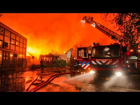 Zeer grote brand Grip 3 bij een houthandel in Laren 13-11-2011