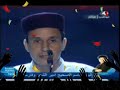 كلنا شاهدنا مسابقة أمير الشعراء وكيف أساء الناقد المصري د. صلاح فضل للشاعر الليبي صلاح الدين الغزال.. وبما أن الإمارات لم توقف صلاح فضل عند حده فقد رد الشاعر بهذه القصيدة وهي التي جعلت د. صلاح فضل يتعامل مع الشعراء باحترام هذا العام.وإليكم القصيدة مكتوبةشَاطِئُ العَذَابأَحْتَاجُ وَقْتـاً لِكَيْ أَنْسَى جِرَاحَاتِيلَمَّا امْتُهِنْـتُ وَلَمْ يُحْفَـلْ بَأَنَّاتِيعَلَى يَدَيْ أَحْمَـقٍ لاَ عَقْلَ يَرْشُدُهُأَسَاءَ لِي جَهْلُـهُ المُضْنِي لأَبْيَاتِيقَدْ جِئْتُ يَغْمُرُنِي عِشْـقٌ لِمَوْطِنُكُمْفَعُدْتُ مِنْكُمْ كَسِيـراً فَاقِـداً ذَاتِيمَا كُنْتُ أَحْسِبُ أَنَّ الضَّيْفَ عِنْدُكُمُرَخِيصَ سِعْـرٍ فَيُلْقَـى بِالإِهَانَاتِيَا لَيْتَنِي مَا كَتَبْتُ الشِّعْرَ فِي زَمَنٍتُسَـامُ فِيهِ القَوَافِـي بِالإِسَاءَاتِأَمَـامَ حَشْـدٍ مِنَ الآنَـامِ يَقْذِفُنِيذَاكَ اللَعِـينُ بِكَيْـدٍ مُطْبِـقٍ عَاتِوَلَمْ تُحَرِّكْ أَبُو ظَبْـيٍّ سَوَاعِـدَهَالِقَذْفِ أَقْـرَعَ مِصْـرٍ فِي النِّفَايَاتِحَتَّى اعْتِـذَاراً هَزِيْـلاً لاَ تُقَدِّمُـهُإِمَـارَةُ الشِّعْرِ عَنْ تِلْكَ السَّفَاهَاتِلَمْ يَفْهَمِ الوَغْدُ نَجْلُ الوَغْدِ مُنْتَقِدِيمَا كُنْتُ أَعْنِي وَلَمْ يَسْبُرْ مَتَاهَاتِيلَوْ كَانَ 