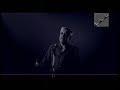 Cantant de Tàrrega(Lleida).Nascut el 1943.la cançó que canta la cantava Léo Ferré.http://cmjcf.free.fr/jean_roger_caussimon_comme_a_ostende.mp3Nota: Si voleu escoltar la versió original de l'enllaç  cal parar un moment el video.Para escuchar la versión original francesa del enlace es necesario parar un momento el video.Note:Stop video to link with original French song above if you like.Official Web Site:http://www.xavieribalta.com/(The Web informs how to buy his records or contract him for recitals.There are two nice booklets in pdf format with the integral lyrics of all his songs in one of them)Leo Ferre's Web Site:http://www.leo-ferre.com/LLETRA EN CATALÂ-----------------------COM A OSTENDELletra: J. R. Caussimon. Música: Léo FerréVeia tots els cavalls del marcom s'esberlaven la crineratot envestint contra el rompent,i el vell casino era desert.La cambrera era adolescenti jo, que sóc vell com l'hivern,en lloc d'ofegar-me en un gotvaig passejar-me per l'abrildels seus ulls en forma d'ametlla.Ni gris ni verd, ni gris ni verd,com a Ostende i com arreu,quan plou damunt de la ciutati tu et preguntes cap a on treu,si val la pena de veritat,si val la pena aquesta vida.Vaig marxar cap al meu destí,però vet aquí que per sorpresal'olor dels musclos i cervesaem va dur fins a un cafetí.Allà tothom parlava a crits,molts bevedors cara vermells.Tot eren riures i bullit,i la cervesa era al taulellabans que no la demanessis.Ni gris ni verd...Vàrem anar després plegatspel barri vell, tot ple de donesque obren les cuixes per quatre ralsque vols pagar quan vas torrat.Però de cop al cap del carrerarriba un orgue de maneta...La melodia era tan suauque ens va fer a tots plorari així tots els nois de la collase'n van anar, se'n van anar.com a Ostende i com arreu,quan plou damunt de la ciutati tu et preguntes cap on treu,si val la pena de veritat,si val la pena aquesta vida.LETRA EN ESPAÑOL-----------------------COMO EN OSTENDEViendo todos los caballos del marcomo se abrían la cabezaenvistiendo contra el rompiente,y el viejo casino estaba desierto.La camarera que era adolescentey yo que soy viejo como el invierno,en vez de ahogarme en un vasofui a pasear por el abrilde sus ojos en forma de almendra.Ni gris ni verde, ni gris ni verde,como en Ostende y en cualquier lugar,cuando llueve en la ciudady te preguntas si es útil,si vale la pena de verdad,si vale la pena esta vida.Partí hacia mi destino,pero de pronto y por sorpresael olor de marisco y de cervezame llevó hasta un cafetín.Allí todo el mundo hablaba a gritos,muchos bebedores de caras rojizas.Todo eran risas y cachondeoy las cervezas en la barralas tenías antes de pedirla.Ni gris ni verde, ni gris ni verde...Partimos cogidos del brazopor el barrio viejo, lleno de mujeresque se abren de piernasy te follarías cuando vas mamado.Pero de pronto al final de la calleapareció un organillocon una melodía muy hermosaque a todos nos hizo llorary así los chicos de la panda.Se perdieron, si se perdieroncomo en Ostende...LLETRA EN FRANCÊS----------------------COMME Â OSTENDEOn voyait les chevaux d'la merQui fonçaient la têt' la premièreEt qui fracassaient leur crinièreDevant le casino désertLa barmaid avait dix-huit ansEt moi qui suis vieux comm' l'hiverAu lieu d'me noyer dans un verr'Je m'suis baladé dans l'printempsDe ses yeux taillés en amandeNi gris ni verts, ni gris ni vertsComme à Ostende et comm' partoutQuand sur la ville tombe la pluieEt qu'on s'demande si c'est utileEt puis surtout si ça vaut l'coupSi ça vaut l'coup d'vivre sa vieJ'suis parti vers ma destinéeMais voilà qu'une odeur de bièreDe frites et de moul's marinièresM'attir' dans un estaminetLà y avait des typ's qui buvaientDes rigolos des tout rougeaudsQui s'esclaffaient qui parlaient hautEt la bière on vous la servaitBien avant qu'on en redemandeOui ça pleuvait, oui ça pleuvaitComme à Ostende et comm' partoutQuand sur la ville tombe la pluieEt qu'on s'demande si c'est utileEt puis surtout si ça vaut l'coupSi ça vaut l'coup d'vivre sa vieOn est allé, bras d'ssus, bras d'ssousDans l'quartier où y a des vitrinesRemplies de présenc's fémininesQu'on veut s'payer quand on est sôulMais voilà que tout au bout d'la rueEst arrivé un limonair'Avec un vieil air du tonnerr'A vous fair' chialer tant et plusSi bien que tous les gars d'la bandeSe sont perdus, se sont perdusComme à Ostende et comm' partoutQuand sur la ville tombe la pluieEt qu'on s'demande si c'est utileEt puis surtout si ça vaut l'coupSi ça vaut l'coup d'vivre sa vie