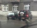 自動車のワイパーに止まりながら、こっちを見てくる鳥。のサムネイル