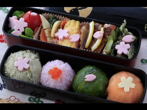 弁当 - ご馳走がなくたって、外で食べるお弁当はとてもおいしいです。とても気持ちの良い気候になってきました。さあ、お弁当をもって出かけましょう。 Even the simplest of bentos taste better when...