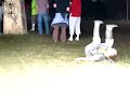 Die Kapuze zieht den jungen Mann zu Boden