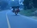 Vean como viajan estas seis personas en una sola moto