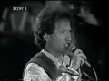 tis xenitias (thalassinos) from the play omorfi poli and aprilis (theodorakis) from the play tou nekrou adelfou. sung by thanasis moraitis. bouzouki kostas papadopoulos

 not long before the fall of the berlin wall theodorakis gave an open-air concert on the rosa luxemburgplatz in the east german part of the city. this vcr recording was made in west berlin and is in black and white due to the difference in tv systems between the two germanies (or so i have been told) an historic piece of 