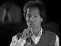 tis xenitias (thalassinos) from the play omorfi poli and aprilis (theodorakis) from the play tou nekrou adelfou. sung by thanasis moraitis. bouzouki kostas papadopoulos

 not long before the fall of the berlin wall theodorakis gave an open-air concert on the rosa luxemburgplatz in the east german part of the city. this vcr recording was made in west berlin and is in black and white due to the difference in tv systems between the two germanies (or so i have been told) an historic piece of 