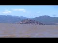 circuit touristique solidaire aux couleurs locales est organis� par l'association wirrarika tatevari pour l'aide aux peuples indig�nes. patzcuaro, le pays des volcans est un petit village indien de l'�tat du michoac�n, patzcuaro en langue pur�pecha ou tarasque signifie � le si�ge des temples �, l'ile de janitzio se trouvant au milieu du lac de patzcuaro est habit� par les indiens tarasques. les pyramides detingambato signifie � montagne de climat temp�r� �, et fut un centre c�r�monial tr�s important durant le r�gne des tarasques, l'antique population date de l'an 1300. teotihuacan est le site pr�colombien azt�que le plus fameux et le plus grandiose de la vall�e de san juan, � 5o km de mexico, les pyramides de tula � le lieu des roseaux � avec ses atlantes g�ants sont situ�es dans l'�tat d'hidalgo. balle de bravo est un village, aux rues pav�es, situ� au bord d'un lac. c'est aussi un centre d'art et d'artisanat, remarqu� pour sa poterie tr�s color�e et la broderie fine des indiens mazahuas � les gens du chevreuil �. les papillons monarques sont situ�s dans l'�tat du michoac�n de novembre � fin mars, un p�riple de 3 mois en partant du canada jusqu' aux montagnes du michoac�n, un trajet qui repr�sente 100 km par jour, afin de ravir nos yeux ainsi que notre esprit, devant ce ballet inoubliable de milliers de papillons.