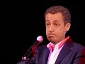 paroles :
pour le bien, l'harmonie du pays
okay, okay,
je n'vous raconte que des conneries
okay, okay,
apprenez qu'la solution
n'est pas la r�volution
mais la rupture mes jolis
sauf pour les plus nantis.
ma politique est bien sympathique
faite de promesses et d'pol�miques.
je dis qu'vous etes tous des feignasses
aux usa,
y'a que moi qu'en a dans la calebasse,
c'est �a, c'est ca,
je veux devenir le guide
mais je suis surtout perfide
ne pense jamais ce que j' dis
mais c'est bien mieux ainsi.

j'ai une tr�s haute estime de moi, je, moi
pour croire que vous goberez vraiment tout �a.


tout, tout, tout,
j'suis pr�t � tout, moi, sarkozy.
mettre le feu
dans les banlieues
d'un coup d'karcher
fallait le faire.
donner l'espoir
qu'avec moins d'noirs
et de robeus
tout ira mieux.
tout, tout, tout, tout, 
je vous ferai tout, moi, sarkozy.


de sangatte en passant par cachan
okay okay
je sautille partout en souriant
okay okay
mais j'attaque la presse pipole
qui n'a vraiment pas de bol 
� croire que les objectifs
me collent au calcif.


footing, bateau et puis courses hippiques
tout est bon pour etre sympathique.

des hauts-de-seine jusqu'� roissy,
� pied, � pied,
je me d�m�ne, me multiplie,
c'est mon m�tier,
mais pour donner autant d' pains
du haut de mes un m�tre vingt
j'dois me prendre pour cassius clay
m�me si c'est compliqu�.

faites-moi confiance, c'est un boulot fait pour moi,
la pr�sidence, c'est mon am�rique � moi .


tout, tout, tout,
j'ai des atouts, moi, sarkozy

fermer les portes
� des cohortes
de sans papiers
c'est un tel pied
et puis demain, 
tout ira bien
quand le pays
sera blanchi.
tout, tout, tout, tout,
j'veux des toutous, moi, sarkozy.

etre maire et faire des charters,
okay okay
il n'y a rien que je n'puisse  faire,
okay okay
le beurre, le cul, la cr�mi�re,
le saint-esprit,  dieu le p�re,
lang, mam�re, et santini
n'�galent pas ma modestie.

mais non, je ne suis pas du tout m�galo
je suis tout petit mais j'ai un gros �go.

je porte beau le  costume smalto
okay okay
je suis d�mago
juste c'qu'il faut
okay okay
pour m'attirer le bourgeois
je vais faire feu de tous  bois
faut dire qu'avec c�cilia,
les cornes, je connais �a.

car malgr� mes promesses idylliques
je vous pr�pare une france chaotique.

tout, tout, tout, j'ai des atouts, moi, sarkozy.
pr�cher le faux pour dire le vrai,
c'est tous les jours mon cabaret
br�ler les planches tous les dimanches
et ne dire que ce qui m'arrange.
tout, tout, tout, tout,
moi, sarkozy, j'suis pr�t � tout.