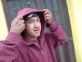 es un cuate que parese pejelagarto y se pone una gorra y parese mosca afeminada