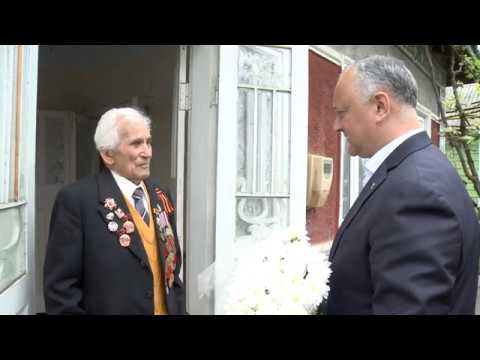 Igor Dodon a înmînat „Ordinul Republicii” la doi veterani din Bălți