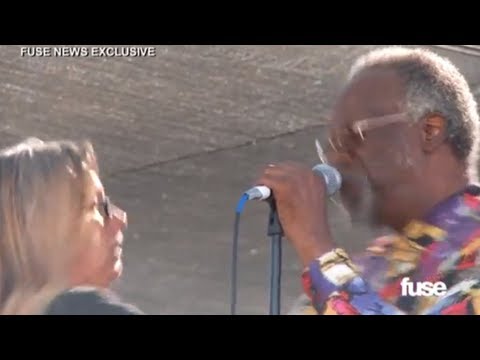 VIDEO: cantante fue agredido en pleno escenario por dedicar una canción a Trayvon Martin