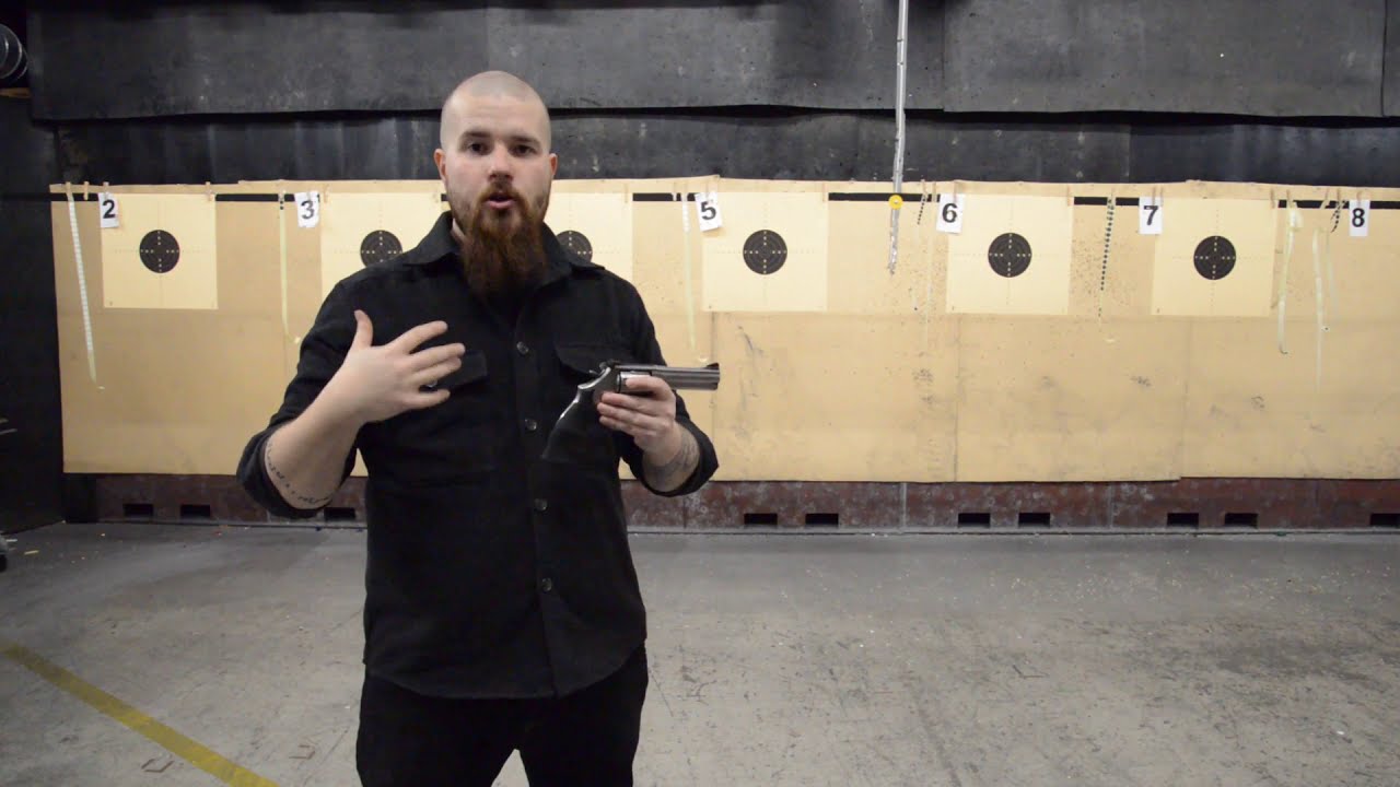 Kaksitoimisen revolverin lataaminen