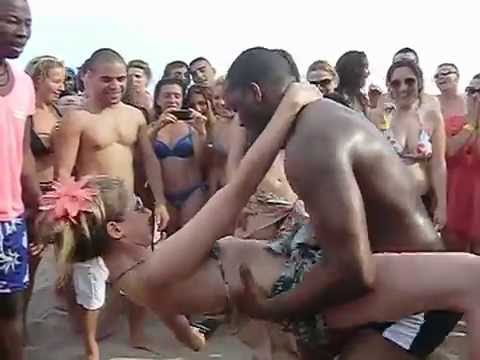 beach dance party - Dancing in El Postiguet beach of Alicante (Spain), Amazing and very funny atmosphere, with the music of Raul DJAdon, teachers: Tony Pirata y Aurelie, Victor ...