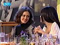 Στίχοι: Λουκιανός Κηλαηδόνης Μουσική: Λουκιανός Κηλαηδόνης Πρώτη εκτέλεση: Αφροδίτη Μάνου Είμαι η Μαίρη Παναγιωταρά, μια εργαζόμενη μητέρα μια καλή νοικοκυρά. Δεν είμαι τίποτα το σπέσιαλ, το καταπληκτικό, είμαι αυτό που λέμε δείγμα τυπικό. Μόλις ξυπνήσω το πρωί, πολύ πρωί, πριν ξημερώσει δηλαδή καλά-καλά, λέω από μέσα μου μουλάρι σήκω ντύσου γιατί εδώ σε περιμένουνε πολλά και τότε τρέχω να ξυπνήσω, να ταΐσω, να ποτίσω και να ντύσω τα παιδιά ενώ παράλληλα ετοιμάζω πρωινό για τον πασά. Του το πηγαίνω στο κρεβάτι κι αυτομάτως κατεβάζω τα παιδιά στο σχολικό, πάω γραμμή για να ψωνίσω κι ο χασάπης μες στη φούρια να μου πιάνει και τον κω... να 'χω το νου μου κάθε μέρα για πουκάμισο και σώβρακο καινούριο καθαρό κι αλίμονο μου αν το ξεχάσω και δεν βρει ζεστό νερό. Να συγυρίζω τα κρεβάτια και το σπίτι να ετοιμάζω φαγητό για τα παιδιά κι εγώ να φύγω νηστική και σαν τρελή για την δουλειά. Ντάπα, ντάπα, ντάπα, νταμ... Και μόλις φτάσω αλαφιασμένη στη δουλειά να 'χω να κάνω και καφέ στ' αφεντικό να 'χω κι αυτόν που του τη δίνει κάθε τόσο και που θέλει να μου πιάνει και τον κω... να 'χω το ντρουν του τηλεφώνου μες στ' αυτί μου κι από πάνω τις δικές του τις φωνές και να με στέλνει έξω να κάνω και του κόσμου τις δουλειές. Μόλις σχολάσω τρέχω αμέσως να προφτάσω να ετοιμάσω το τραπέζι για φαΐ να τηγανίζω, να ετοιμάζω τη σαλάτα, να σερβίρω και να κόβω και ψωμί να 'μαι ένα ράκος που να σέρνεται στα πόδια του απ' την πείνα κι από το τρεχαλητό κι αυτοί να βρίζουν πως δεν ήτανε καλό το φαγητό. Να <b>...</b>