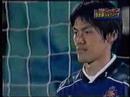 Narazaki ejecutando un penal