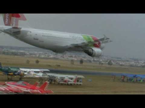 TAP Airbus A310 Low Pass Turn - Portugal Airshow 2007, Evora (Uncut HD Version)