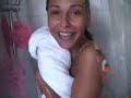 questo � il video che ha suscitato tante polemiche all'interno di buona domenica! l'amante del cummenda canta nuda sotto la doccia!