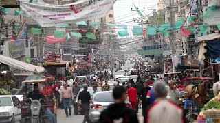 مواطنون يتسوقون قبل الإفطار في سوق مخيم المغازي الشعبي وسط قطاع غزة