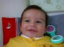 Nelsinho sorrindo e chutando