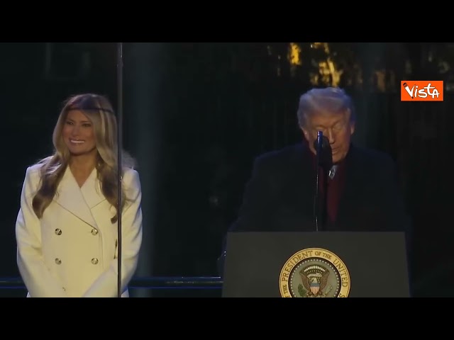 Trump e Melania accendono l'albero di Natale di Washington