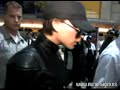la spice girl, icono de la moda, ser� la portavoz de la nueva l�nea de ropa interior de la marca armani. fue aclamada en el aeropuerto de los �ngeles.