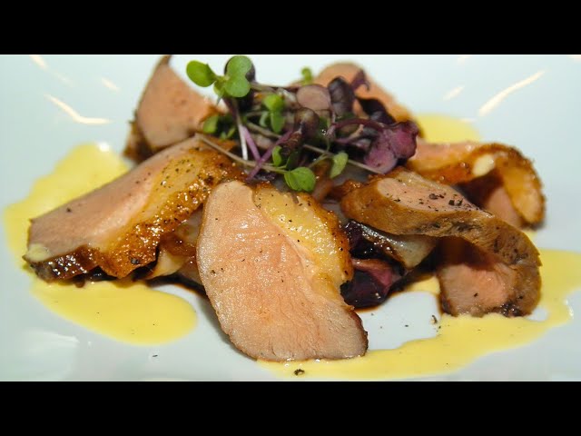 Hausgeräucherte Entenbrust mit geschmortem Salat von Chicoree und Radicchio