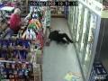 Hombre borracho trata de comprar cerveza 