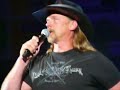 Trace Adkins performing Honky Tonk Badonkadonk