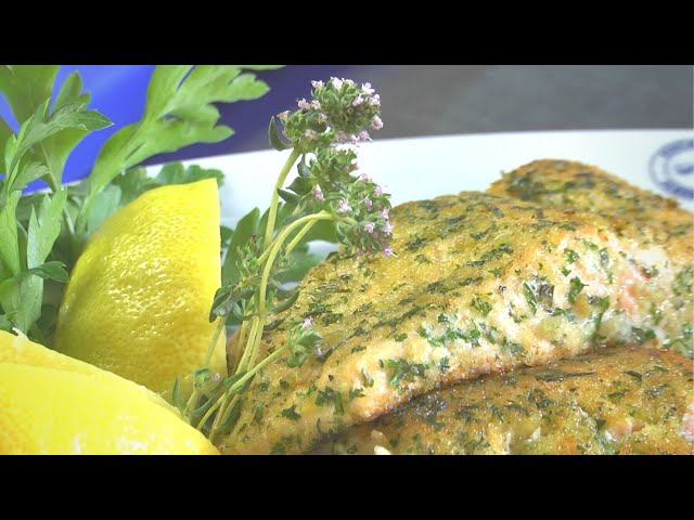 Saftiges Lachsfilet in knuspriger Kräuterkruste