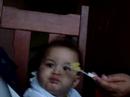 Samara comendo papinha