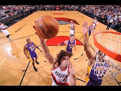 Robin Lopez POSTERIZES Robert Sacre!