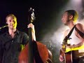 Un des acolytes de Mr Roux, Brandon Michel, interprétant une chanson sur un bouc émissaire d'une cité.