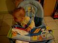 loane fait un bizou au livre