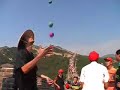 Mago Carciofo juggling at the Great Wall