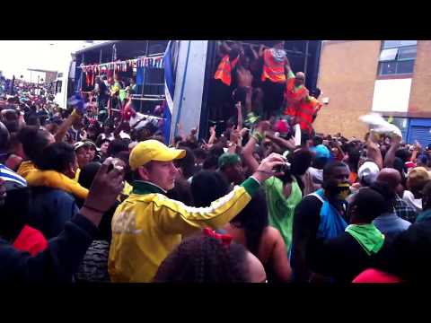 Palance - Palance by JW & Blaze at Notting Hill Carnival.... Rewiiiiiiiinnnnddd.....!! A few hundred peeps doing The Palance Dance.......Enjoy and Jump Up !!! :-)