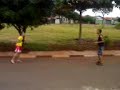 kabe�a jogando bola