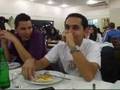 Douglas comendo pizza