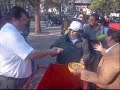 Repartiendo alimentos a la gente que vive en las calles